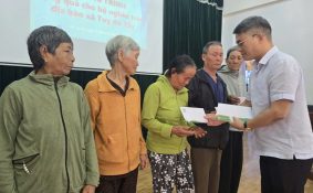 Sẻ chia khó khăn sau lũ với bà con Tuy An Tây và Tuy An Đông