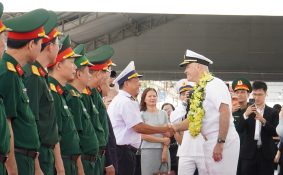 Đoàn tàu sân bay Hải quân Hoa Kỳ thăm thành phố Đà Nẵng