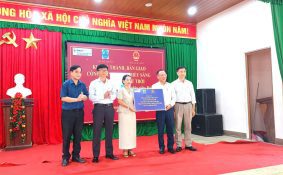 PC Đà Nẵng bàn giao công trình điện chiếu sáng năng lượng mặt trời tại xã Bến Hiên