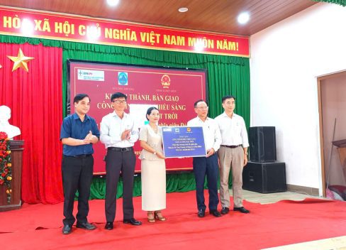 PC Đà Nẵng bàn giao công trình điện chiếu sáng năng lượng mặt trời tại xã Bến Hiên