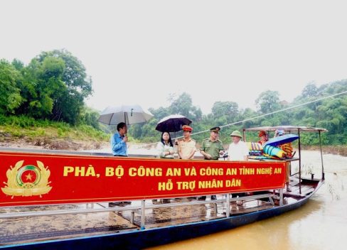 Nghệ An mưa lớn, hàng nghìn người dân vùng cao bị cô lập
