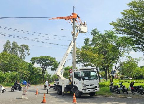 Đóng điện đưa vào vận hành nhiều công trình điện